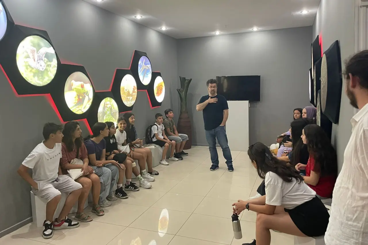 Bornova Belediyesi, Her Yer Çocuk Derneği, Bornova Kent Konseyi ve Kızılay Mahalle Muhtarlığı iş birliğiyle düzenlenen etkinlikte çocuklar, Bornova Belediyesi Mevlana Toplum ve Bilim Merkezi’nde bilim dolu bir gün geçirdi.