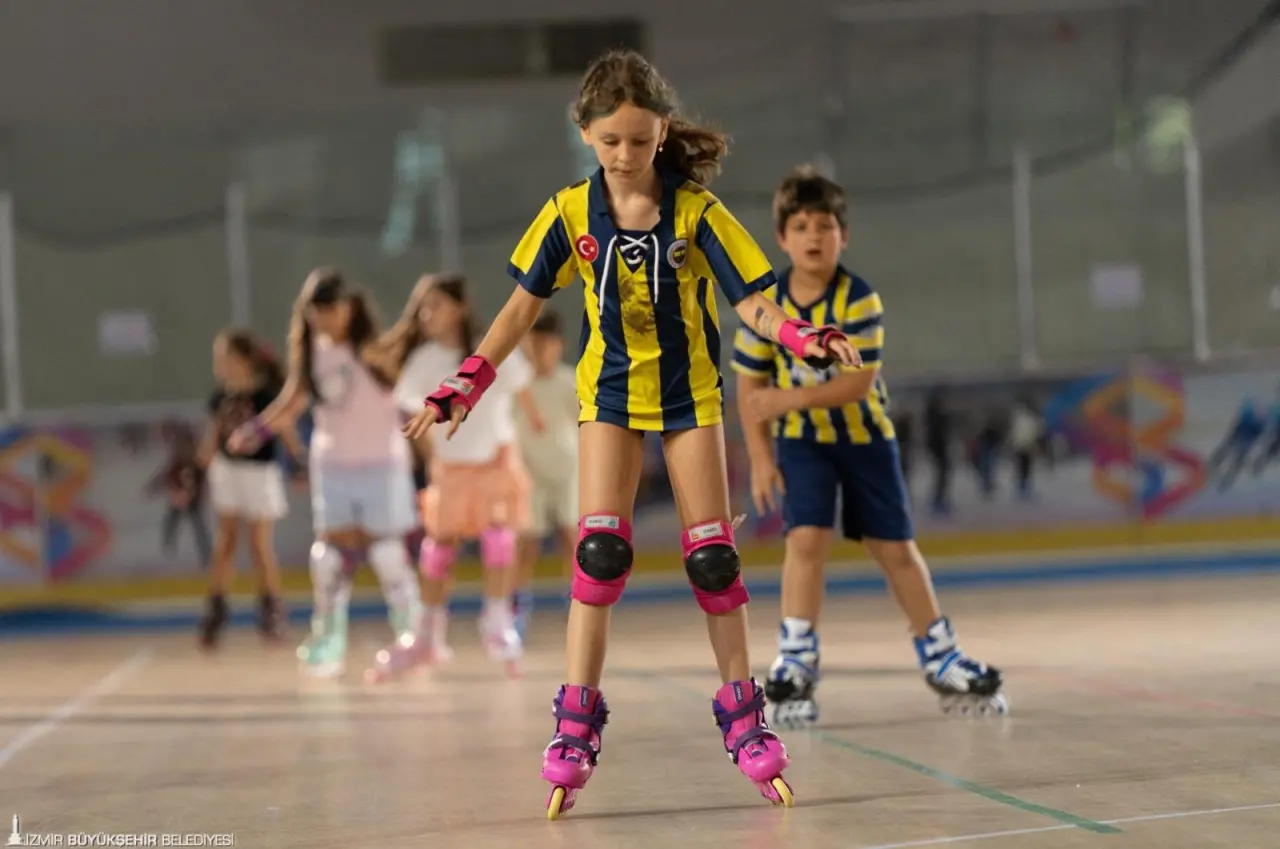 Yazın farklı spor branşlarında da hizmet sunulabilmesi amacıyla Bornova'daki Âşık Veysel Rekreasyon Alanı'nda bulunan Buz Sporları Salonu'nun zeminini yenileyen İzmir Büyükşehir Belediyesi’nin bu yıl ilk kez hayata geçirdiği tekerlekli paten kursları sürüyor. Çocuklar da veliler de eğitimden memnun.