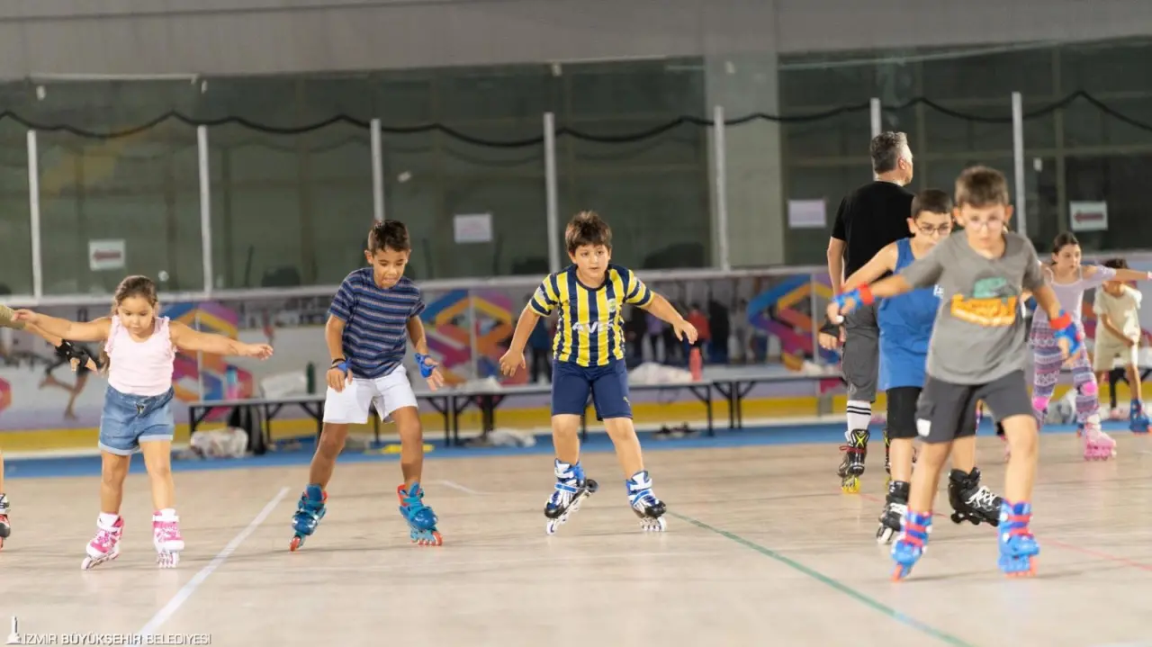 Yazın farklı spor branşlarında da hizmet sunulabilmesi amacıyla Bornova'daki Âşık Veysel Rekreasyon Alanı'nda bulunan Buz Sporları Salonu'nun zeminini yenileyen İzmir Büyükşehir Belediyesi’nin bu yıl ilk kez hayata geçirdiği tekerlekli paten kursları sürüyor. Çocuklar da veliler de eğitimden memnun.