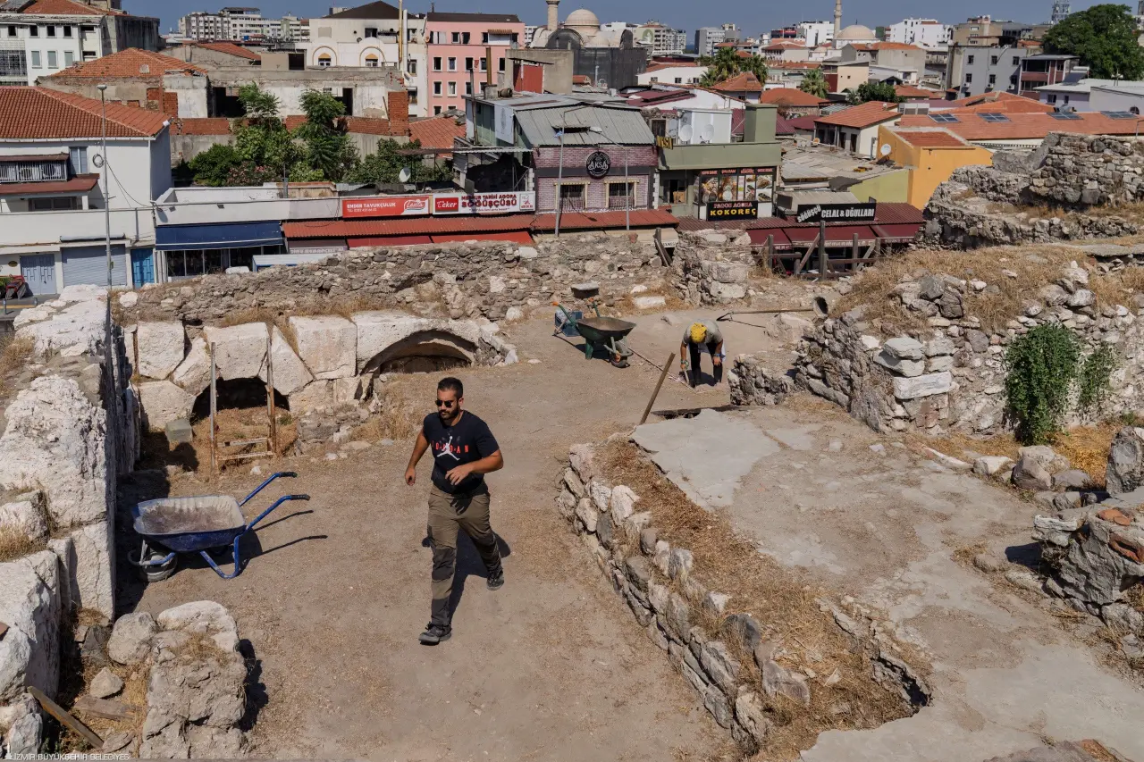 İzmir Büyükşehir Belediyesi, Smyrna Antik Kenti kazı çalışmalarını desteklemeyi sürdürüyor. Büyükşehir, 2025-2027 yılları arasında kent tarihi açısından büyük önem taşıyan kazıya toplam 34,5 milyon lira kaynak ayıracak.