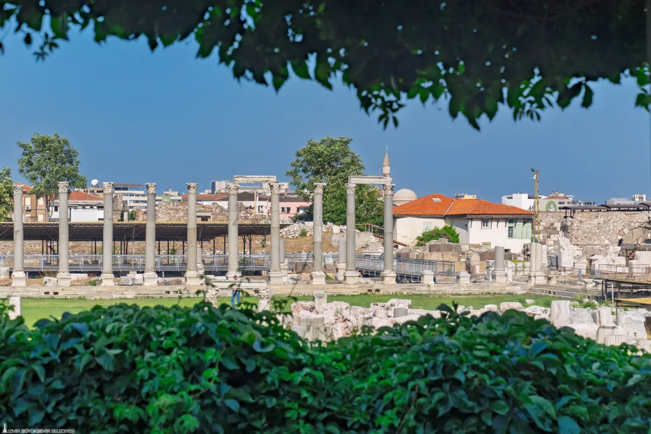 İzmir Büyükşehir Belediyesi, Smyrna Antik Kenti kazı çalışmalarını desteklemeyi sürdürüyor. Büyükşehir, 2025-2027 yılları arasında kent tarihi açısından büyük önem taşıyan kazıya toplam 34,5 milyon lira kaynak ayıracak.
