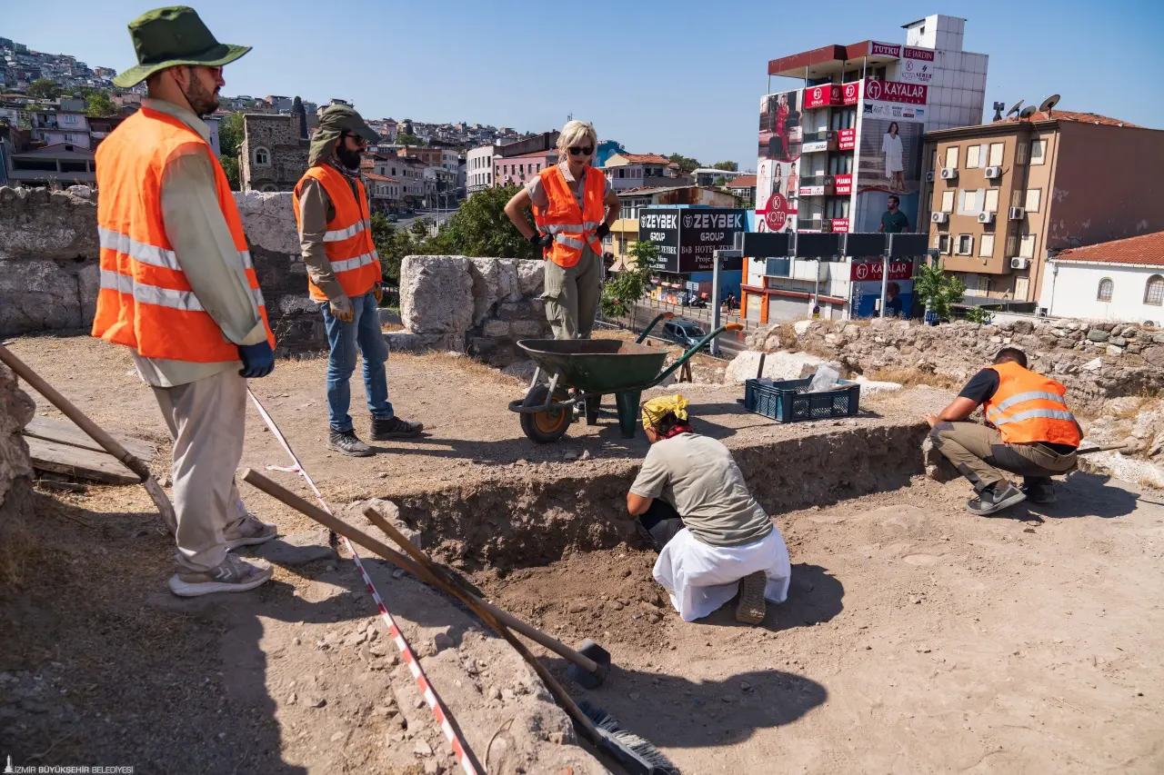 İzmir Büyükşehir Belediyesi, Smyrna Antik Kenti kazı çalışmalarını desteklemeyi sürdürüyor. Büyükşehir, 2025-2027 yılları arasında kent tarihi açısından büyük önem taşıyan kazıya toplam 34,5 milyon lira kaynak ayıracak.