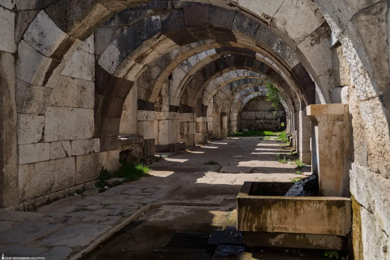 İzmir Büyükşehir Belediyesi, Smyrna Antik Kenti kazı çalışmalarını desteklemeyi sürdürüyor. Büyükşehir, 2025-2027 yılları arasında kent tarihi açısından büyük önem taşıyan kazıya toplam 34,5 milyon lira kaynak ayıracak.