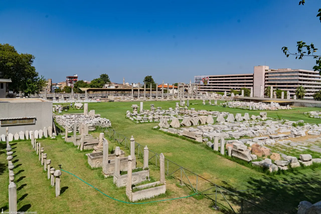 İzmir Büyükşehir Belediyesi, Smyrna Antik Kenti kazı çalışmalarını desteklemeyi sürdürüyor. Büyükşehir, 2025-2027 yılları arasında kent tarihi açısından büyük önem taşıyan kazıya toplam 34,5 milyon lira kaynak ayıracak.