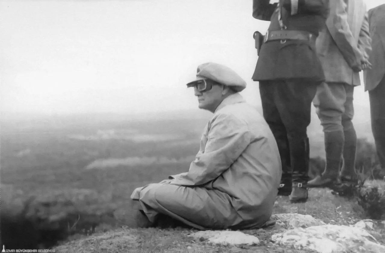 Bu yıl 94. kez düzenlenecek İzmir Enternasyonal Fuarı (İEF), sanat ve kültür dünyasından önemli sergilere ev sahipliği yapacak. Dünyaca ünlü medya sanatçısı Refik Anadol’un veri bilimi ve yapay zekâyı sanatsal bir dile dönüştürdüğü iki eseri, Folkart’ın destekleriyle sanatseverlerle buluşacak ve bu eserlerden biri dünyada ilk kez İzmir’de sergilenecek.