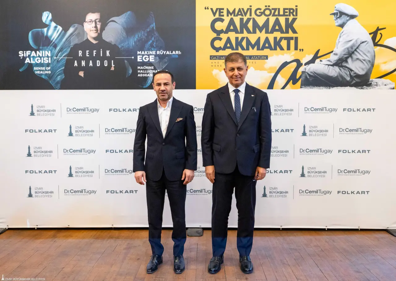 Bu yıl 94. kez düzenlenecek İzmir Enternasyonal Fuarı (İEF), sanat ve kültür dünyasından önemli sergilere ev sahipliği yapacak. Dünyaca ünlü medya sanatçısı Refik Anadol’un veri bilimi ve yapay zekâyı sanatsal bir dile dönüştürdüğü iki eseri, Folkart’ın destekleriyle sanatseverlerle buluşacak ve bu eserlerden biri dünyada ilk kez İzmir’de sergilenecek.