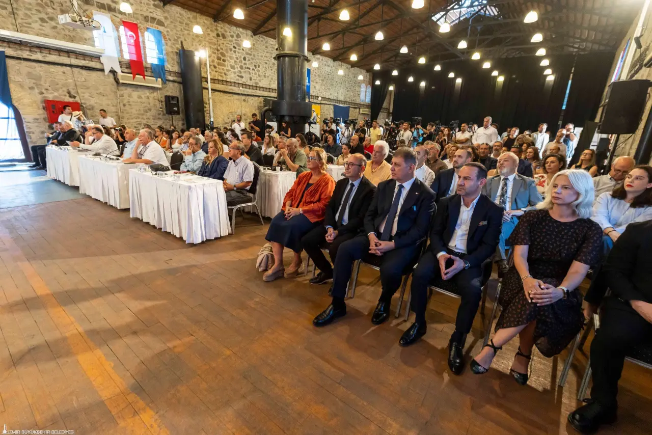 Bu yıl 94. kez düzenlenecek İzmir Enternasyonal Fuarı (İEF), sanat ve kültür dünyasından önemli sergilere ev sahipliği yapacak. Dünyaca ünlü medya sanatçısı Refik Anadol’un veri bilimi ve yapay zekâyı sanatsal bir dile dönüştürdüğü iki eseri, Folkart’ın destekleriyle sanatseverlerle buluşacak ve bu eserlerden biri dünyada ilk kez İzmir’de sergilenecek.