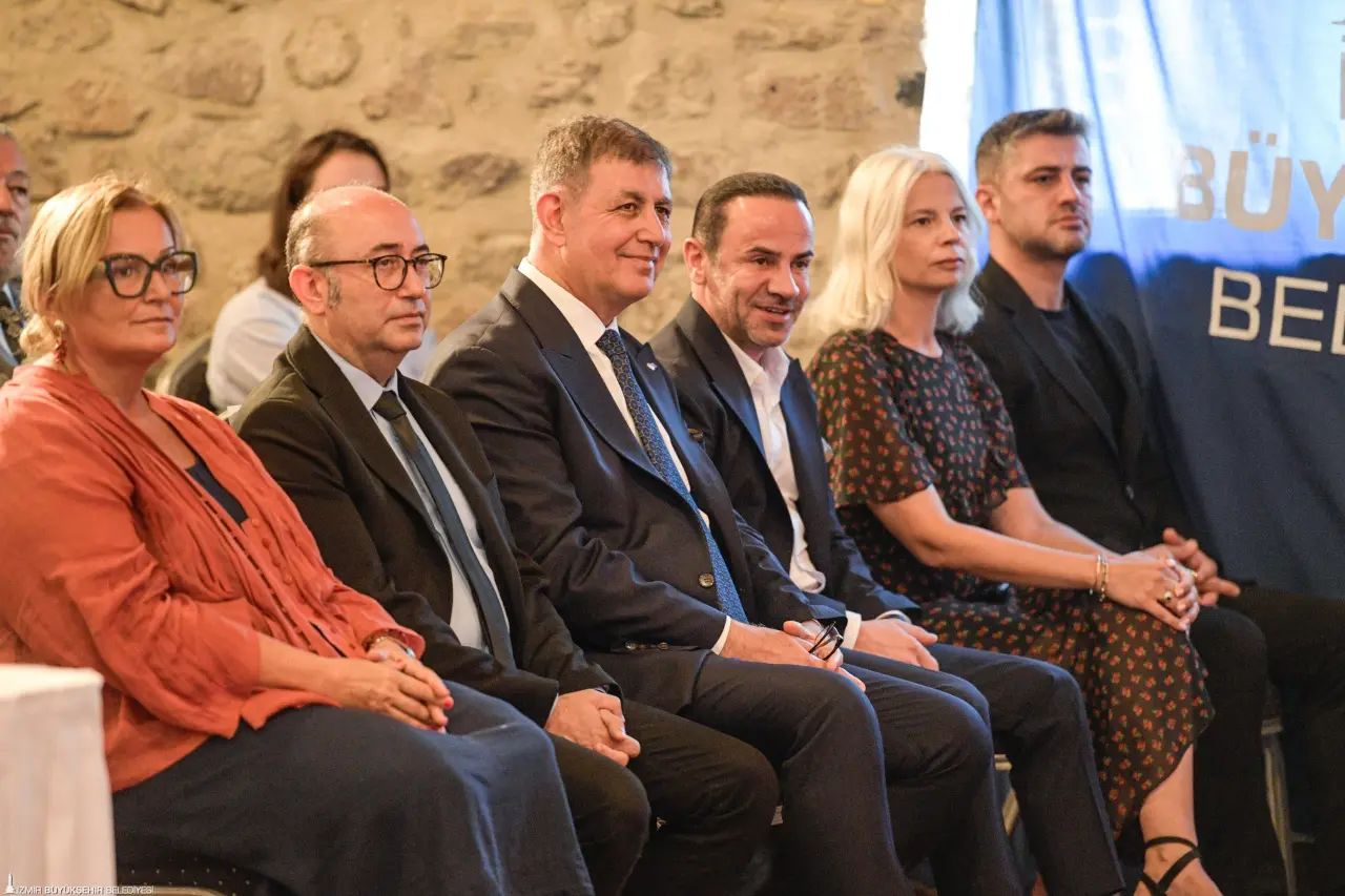 Bu yıl 94. kez düzenlenecek İzmir Enternasyonal Fuarı (İEF), sanat ve kültür dünyasından önemli sergilere ev sahipliği yapacak. Dünyaca ünlü medya sanatçısı Refik Anadol’un veri bilimi ve yapay zekâyı sanatsal bir dile dönüştürdüğü iki eseri, Folkart’ın destekleriyle sanatseverlerle buluşacak ve bu eserlerden biri dünyada ilk kez İzmir’de sergilenecek.