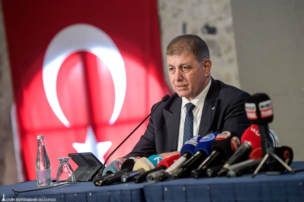 Bu yıl 94. kez düzenlenecek İzmir Enternasyonal Fuarı (İEF), sanat ve kültür dünyasından önemli sergilere ev sahipliği yapacak. Dünyaca ünlü medya sanatçısı Refik Anadol’un veri bilimi ve yapay zekâyı sanatsal bir dile dönüştürdüğü iki eseri, Folkart’ın destekleriyle sanatseverlerle buluşacak ve bu eserlerden biri dünyada ilk kez İzmir’de sergilenecek.