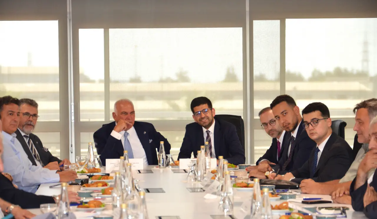 T.C. Cumhurbaşkanlığı Yatırım ve Finans Ofisi Başkanı Ahmet Burak Dağlıoğlu ve beraberindeki heyet, 14 Ağustos 2025 Perşembe günü İzmir Atatürk Organize Sanayi Bölgesi’ni (İAOSB) ziyaret ederek Bölge yönetimi ve sanayicilerle bir araya geldi.