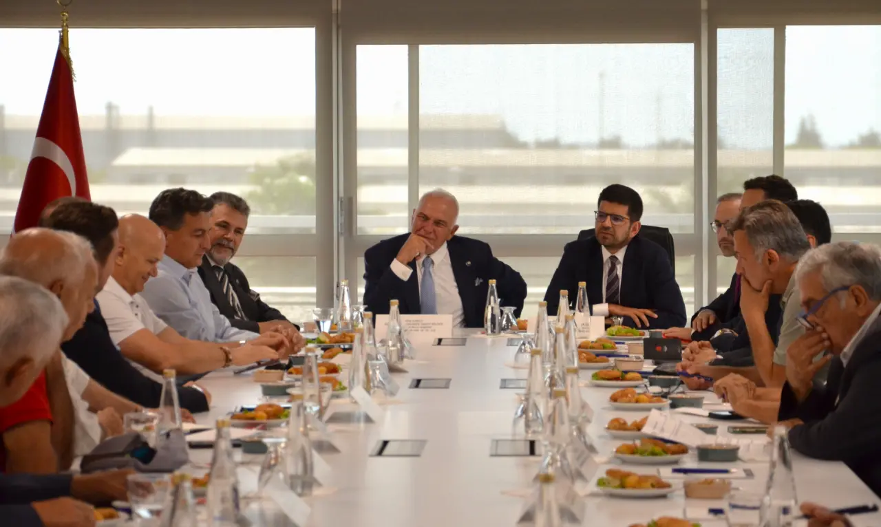 T.C. Cumhurbaşkanlığı Yatırım ve Finans Ofisi Başkanı Ahmet Burak Dağlıoğlu ve beraberindeki heyet, 14 Ağustos 2025 Perşembe günü İzmir Atatürk Organize Sanayi Bölgesi’ni (İAOSB) ziyaret ederek Bölge yönetimi ve sanayicilerle bir araya geldi.