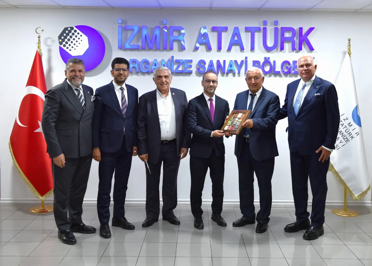 T.C. Cumhurbaşkanlığı Yatırım ve Finans Ofisi Başkanı Ahmet Burak Dağlıoğlu ve beraberindeki heyet, 14 Ağustos 2025 Perşembe günü İzmir Atatürk Organize Sanayi Bölgesi’ni (İAOSB) ziyaret ederek Bölge yönetimi ve sanayicilerle bir araya geldi.