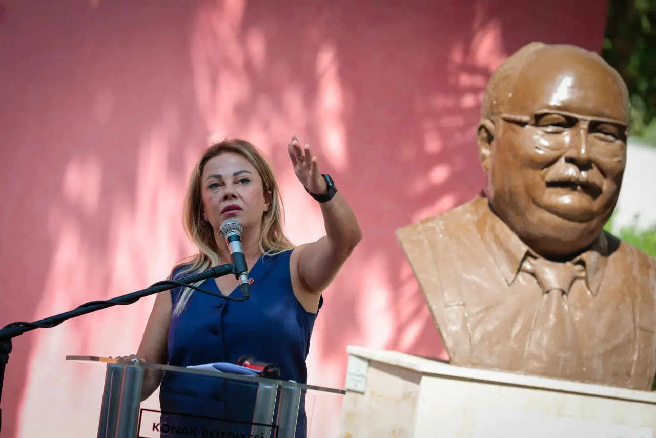 İzmir sevdası ile kentin simge ismi olan “İzmir Baba” lakabıyla tanıdığımız Sancar Maruflu, aramızdan ayrılışının 4. yılında Konak Belediyesi’nin Sancar Maruflu Bilim Merkezi önünde düzenlediği törenle anıldı. 