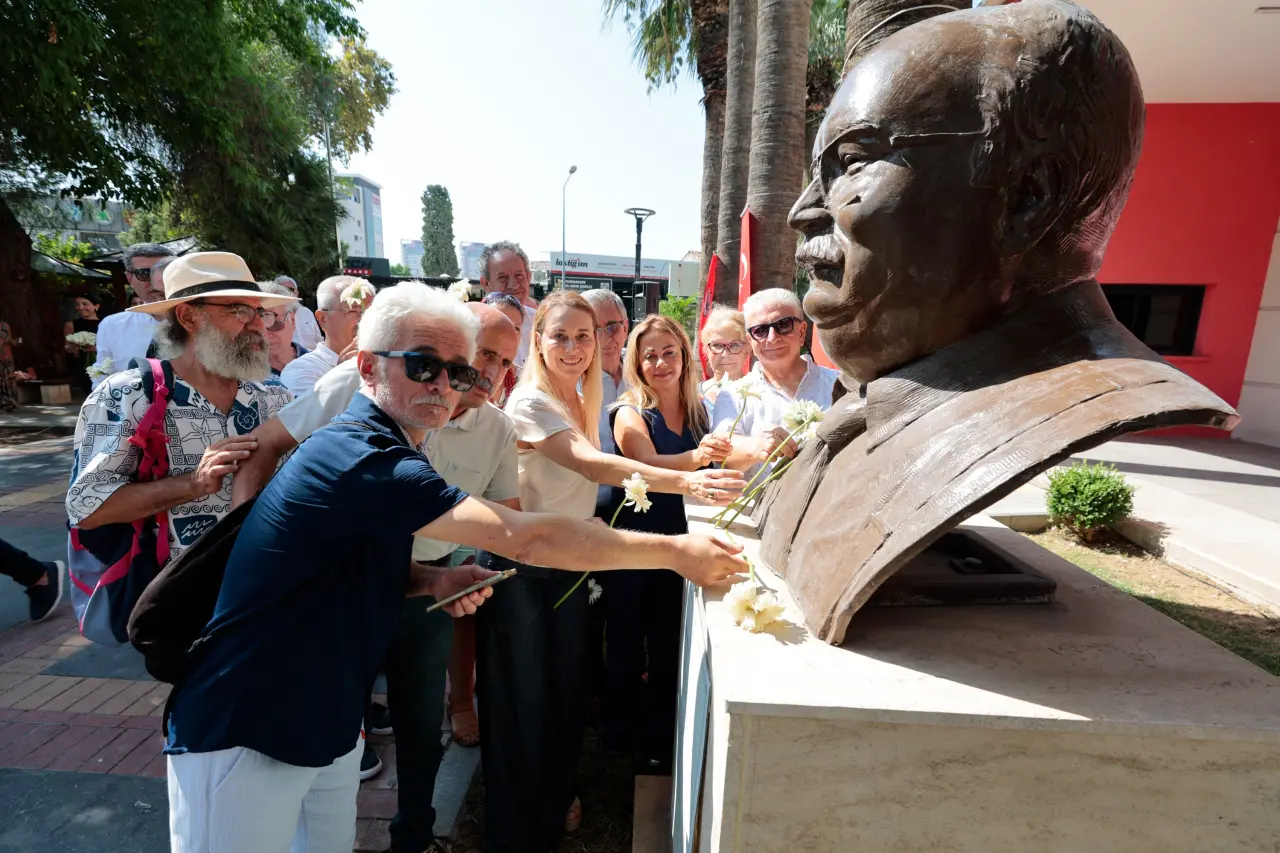 “İzmir Baba” olarak tanınan Sancar Maruflu, vefatının dördüncü yılında adının yaşatıldığı Konak Belediyesi Sancar Maruflu Bilim Merkezi önünde düzenlenen törenle anıldı. Törende konuşan Konak Belediye Başkanı Nilüfer Çınarlı Mutlu,  “Bu kentin ağacına, kuşuna, insanına, her şeyine nasıl sahip çıkılacağını gösterdi. Vefanın nasıl gösterileceğini öğrendik hepimiz. İyi ki Sancar Baba İzmir’den geçti. İyi ki İzmir’e bu kadar kıymetli dokunuşlarda bulundu” dedi.