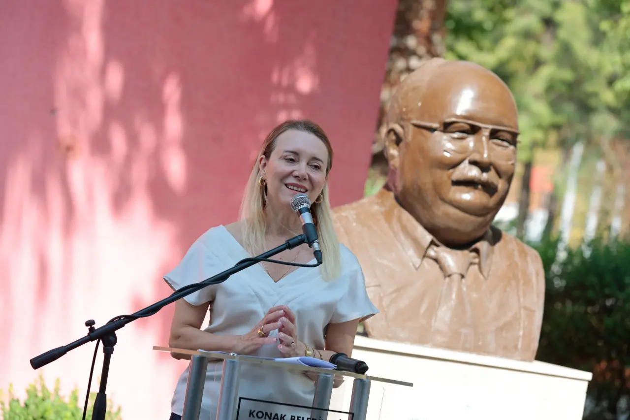 “İzmir Baba” olarak tanınan Sancar Maruflu, vefatının dördüncü yılında adının yaşatıldığı Konak Belediyesi Sancar Maruflu Bilim Merkezi önünde düzenlenen törenle anıldı. Törende konuşan Konak Belediye Başkanı Nilüfer Çınarlı Mutlu,  “Bu kentin ağacına, kuşuna, insanına, her şeyine nasıl sahip çıkılacağını gösterdi. Vefanın nasıl gösterileceğini öğrendik hepimiz. İyi ki Sancar Baba İzmir’den geçti. İyi ki İzmir’e bu kadar kıymetli dokunuşlarda bulundu” dedi.