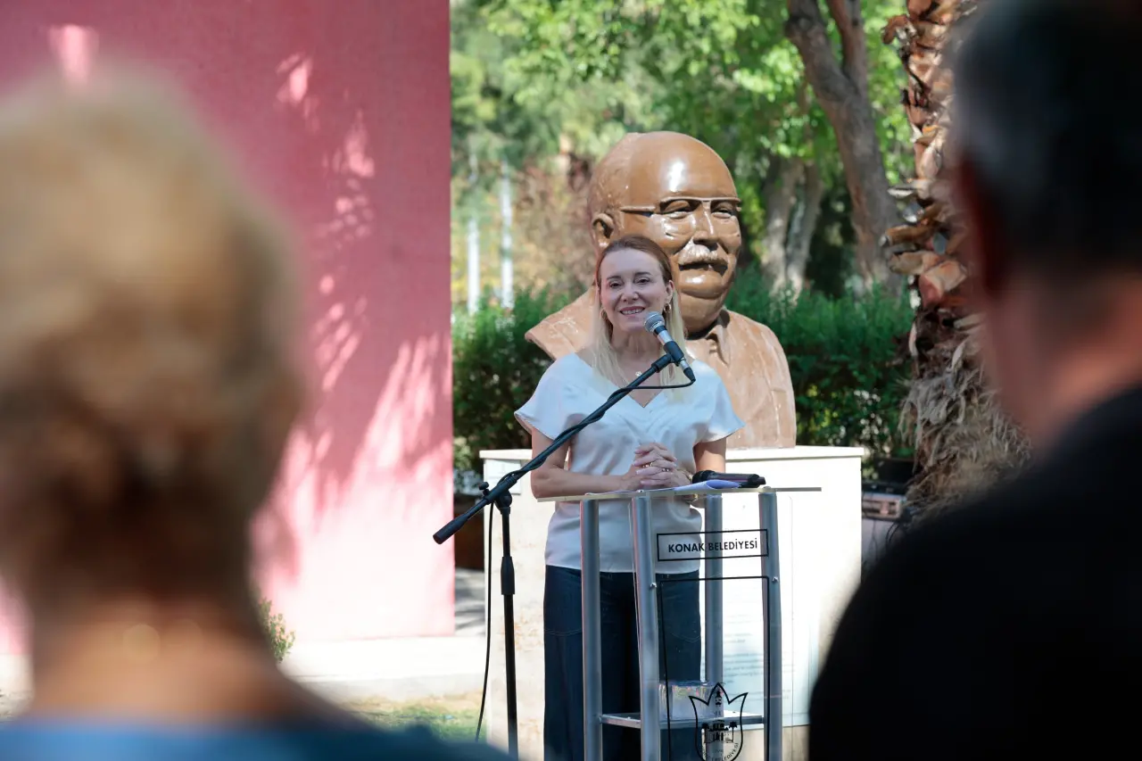 “İzmir Baba” olarak tanınan Sancar Maruflu, vefatının dördüncü yılında adının yaşatıldığı Konak Belediyesi Sancar Maruflu Bilim Merkezi önünde düzenlenen törenle anıldı. Törende konuşan Konak Belediye Başkanı Nilüfer Çınarlı Mutlu,  “Bu kentin ağacına, kuşuna, insanına, her şeyine nasıl sahip çıkılacağını gösterdi. Vefanın nasıl gösterileceğini öğrendik hepimiz. İyi ki Sancar Baba İzmir’den geçti. İyi ki İzmir’e bu kadar kıymetli dokunuşlarda bulundu” dedi.