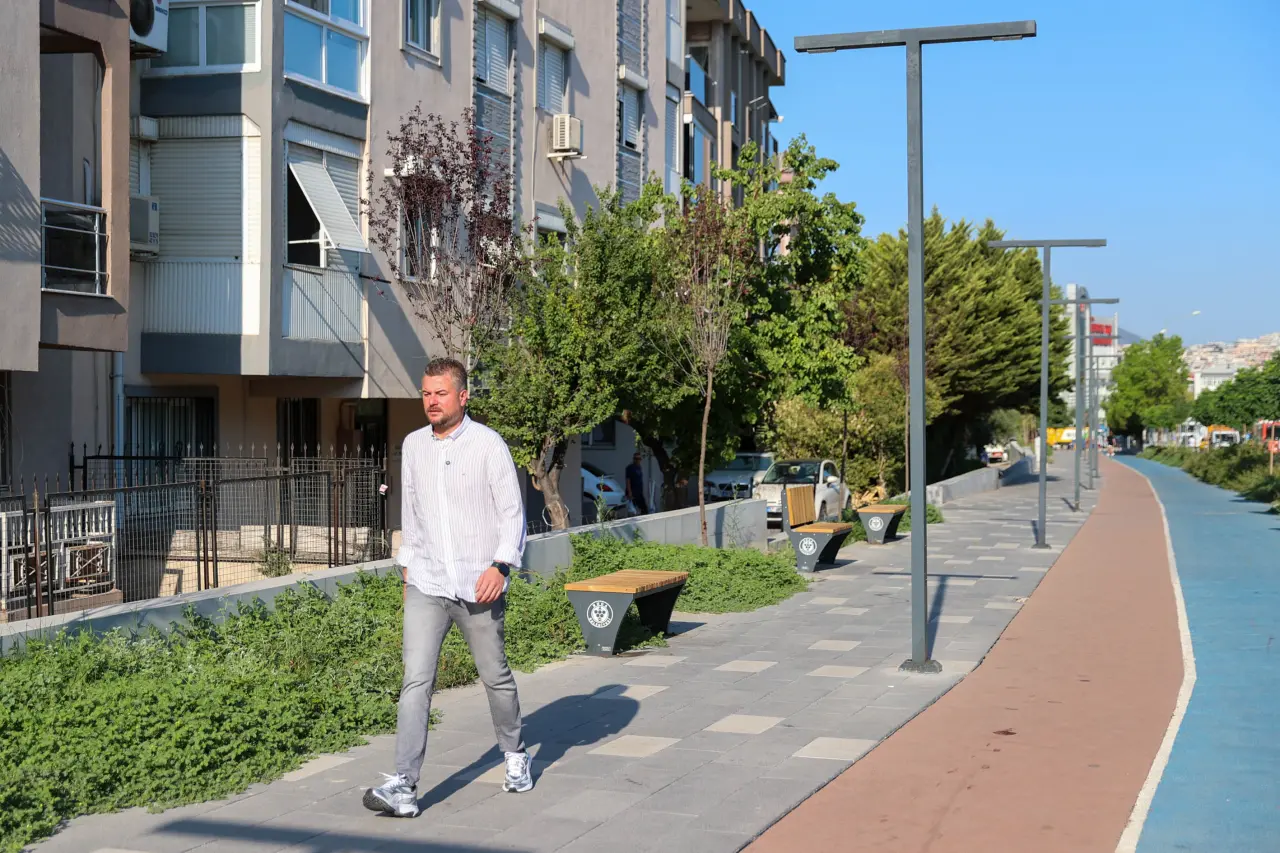 Buca, yıllardır atıl durumda bekleyen tarihi tren yolu hattının yenilenmesiyle yepyeni bir sosyal yaşam alanına kavuştu. Hattın yeni halinden duydukları memnuniyeti dile getiren ilçe sakinleri, çalışmayı hayata geçiren Buca Belediyesi’ne teşekkürlerini iletti.
