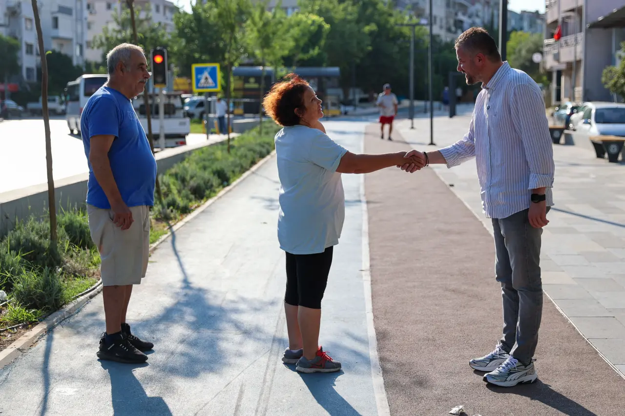 Buca, yıllardır atıl durumda bekleyen tarihi tren yolu hattının yenilenmesiyle yepyeni bir sosyal yaşam alanına kavuştu. Hattın yeni halinden duydukları memnuniyeti dile getiren ilçe sakinleri, çalışmayı hayata geçiren Buca Belediyesi’ne teşekkürlerini iletti.