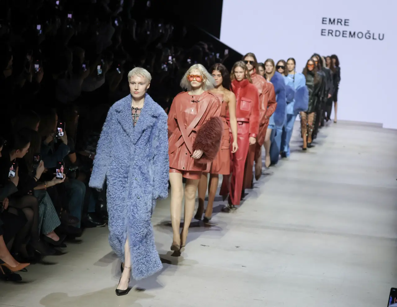 Ege Hazır Giyim ve Konfeksiyon İhracatçıları Birliği’nce Türk moda sektörüne kazandırılan, dünyaca ünlü Türk moda tasarımcısı Emre Erdemoğlu, 2027 Sonbahar/Kış koleksiyonu “West of Eden” ile moda dünyasına güçlü bir kadın hikâyesi taşıyor. 