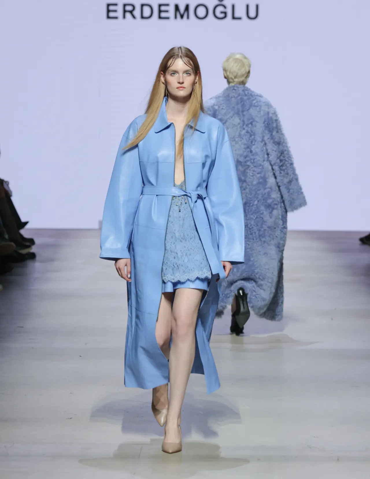 Ege Hazır Giyim ve Konfeksiyon İhracatçıları Birliği’nce Türk moda sektörüne kazandırılan, dünyaca ünlü Türk moda tasarımcısı Emre Erdemoğlu, 2027 Sonbahar/Kış koleksiyonu “West of Eden” ile moda dünyasına güçlü bir kadın hikâyesi taşıyor. 