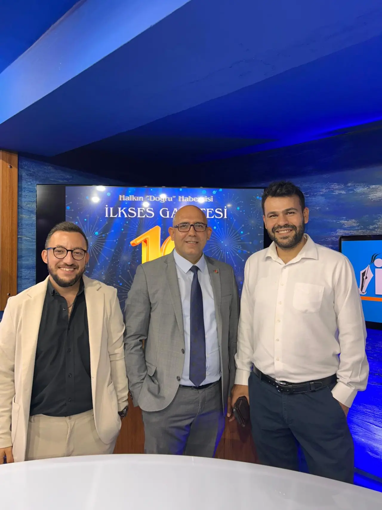 İLKSES Gazetesi, 16. yıl dönümünü İzmir'de düzenlenen özel bir etkinlikle kutladı. Organizasyona katılan önemli isimler, gazeteni geçmişini ve başarılarını değerlendirerek geleceğe dair umut dolu mesajlar paylaştı.