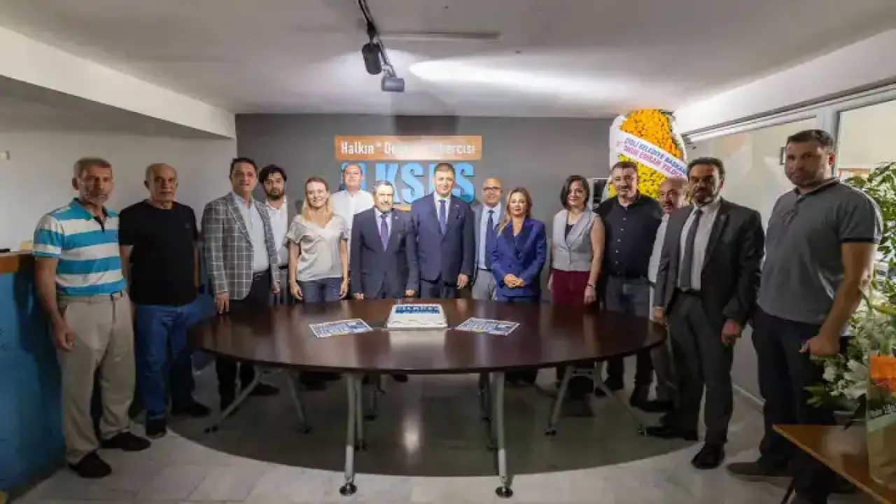 İLKSES Gazetesi, 16. yıl dönümünü İzmir'de düzenlenen özel bir etkinlikle kutladı. Organizasyona katılan önemli isimler, gazeteni geçmişini ve başarılarını değerlendirerek geleceğe dair umut dolu mesajlar paylaştı.