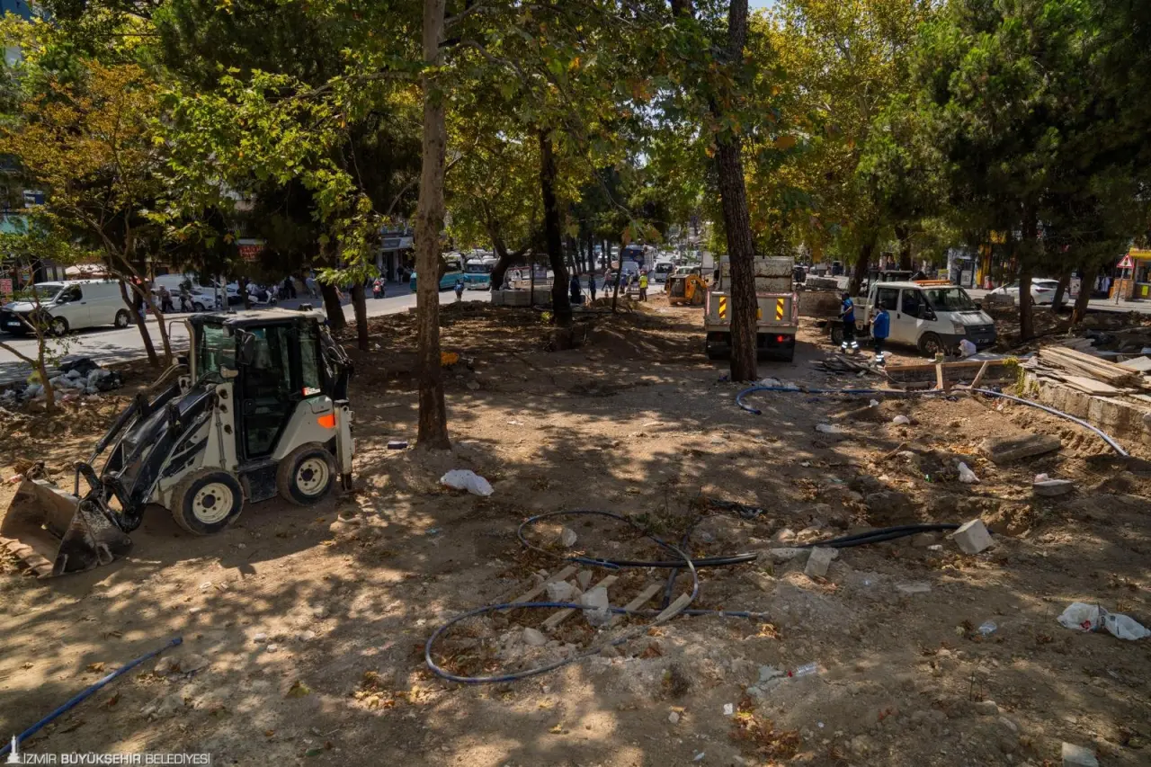 İzmir Büyükşehir Belediyesi Buca Şirinyer’de yer alan Beyazıt Aykut Parkı’nda dönüşüm çalışmalarına başladı. Park aydınlatması, yeni yeşil ve sosyal alanlarıyla güvenli ve konforlu hale getirilecek.