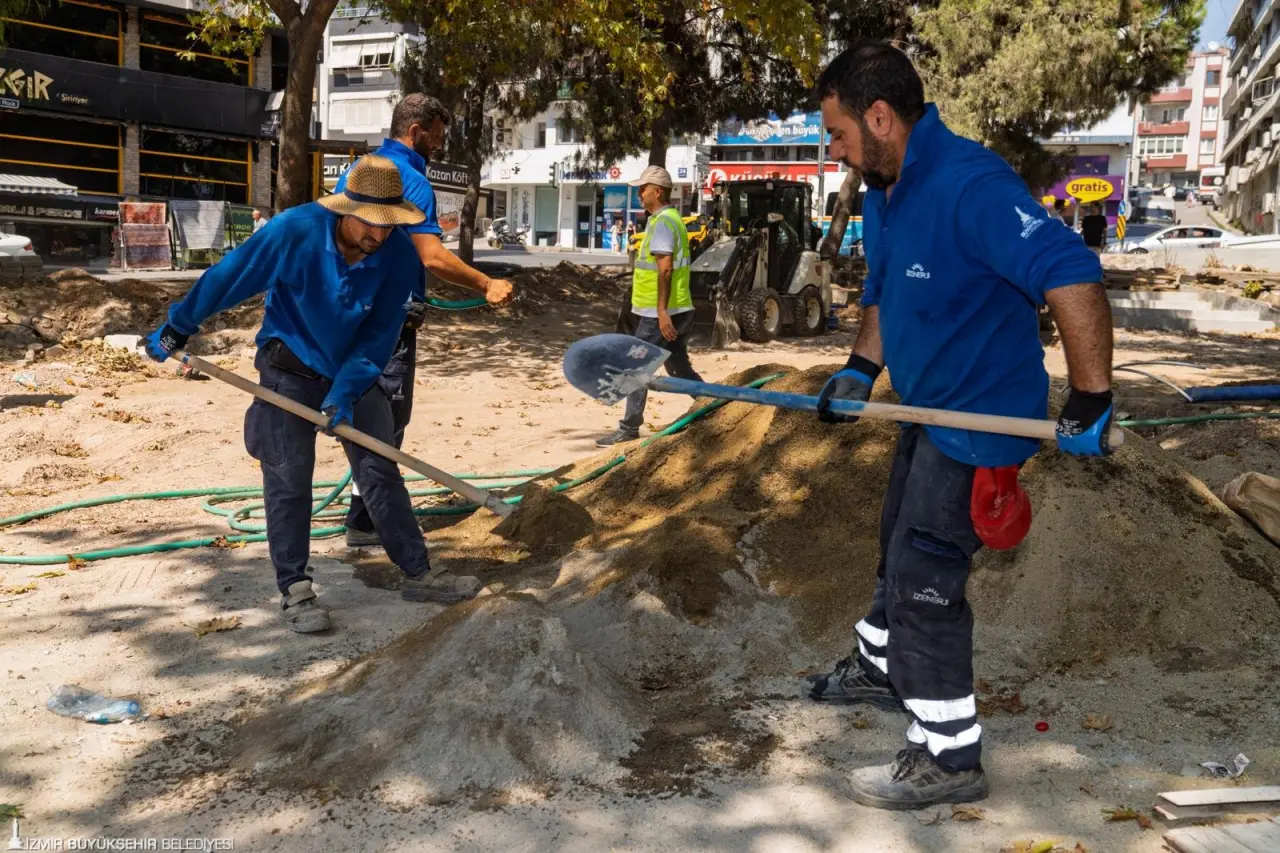 İzmir Büyükşehir Belediyesi Buca Şirinyer’de yer alan Beyazıt Aykut Parkı’nda dönüşüm çalışmalarına başladı. Park aydınlatması, yeni yeşil ve sosyal alanlarıyla güvenli ve konforlu hale getirilecek.