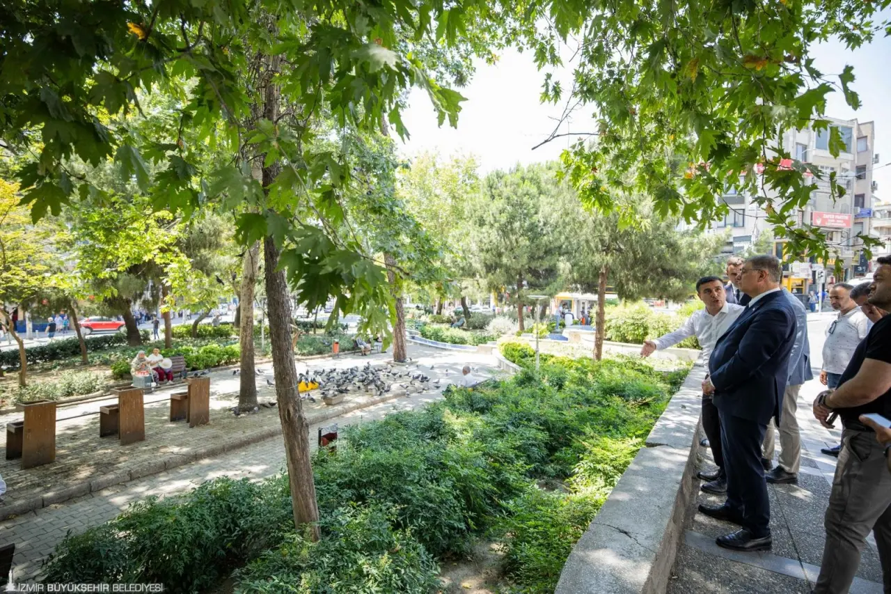 İzmir Büyükşehir Belediyesi Buca Şirinyer’de yer alan Beyazıt Aykut Parkı’nda dönüşüm çalışmalarına başladı. Park aydınlatması, yeni yeşil ve sosyal alanlarıyla güvenli ve konforlu hale getirilecek.