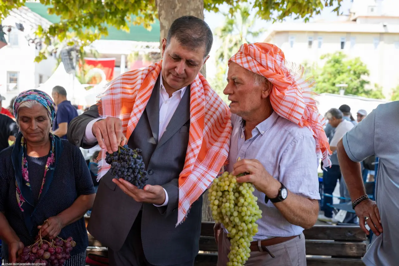 Dünyanın önemli gastronomi duraklarından Urla’nın 2 bin 600 yıllık Geleneksel Bağbozumu Şenliği başladı. Şenliğin açılışında konuşan İzmir Büyükşehir Belediye Başkanı Dr. Cemil Tugay, “Bu ülkeye ve millete sahip çıkalım. Ben çocuklarımızın boynunun bükük olmasına razı değilim. Çiftçilerimizin emeğinin karşılığını almamasına razı değilim. Gazi Mustafa Kemal Atatürk'ün Türkiye’si ile gurur duyuyorum. Bu ülkenin çok büyük bir ülke olması için hepinizi çalışmaya, emeğini ortaya koymaya davet ediyorum” dedi.