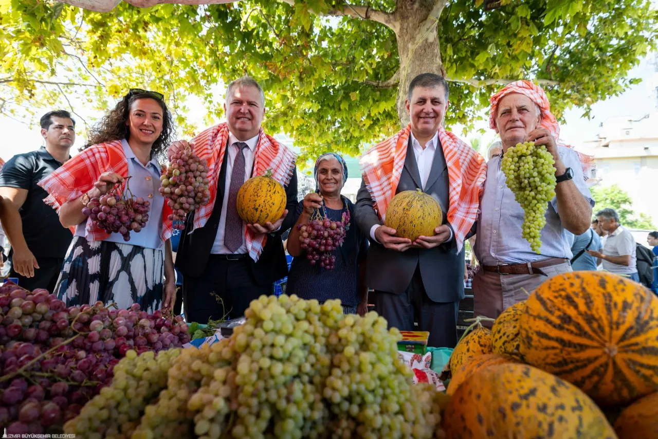 Dünyanın önemli gastronomi duraklarından Urla’nın 2 bin 600 yıllık Geleneksel Bağbozumu Şenliği başladı. Şenliğin açılışında konuşan İzmir Büyükşehir Belediye Başkanı Dr. Cemil Tugay, “Bu ülkeye ve millete sahip çıkalım. Ben çocuklarımızın boynunun bükük olmasına razı değilim. Çiftçilerimizin emeğinin karşılığını almamasına razı değilim. Gazi Mustafa Kemal Atatürk'ün Türkiye’si ile gurur duyuyorum. Bu ülkenin çok büyük bir ülke olması için hepinizi çalışmaya, emeğini ortaya koymaya davet ediyorum” dedi.