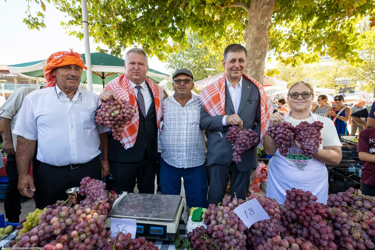 Dünyanın önemli gastronomi duraklarından Urla’nın 2 bin 600 yıllık Geleneksel Bağbozumu Şenliği başladı. Şenliğin açılışında konuşan İzmir Büyükşehir Belediye Başkanı Dr. Cemil Tugay, “Bu ülkeye ve millete sahip çıkalım. Ben çocuklarımızın boynunun bükük olmasına razı değilim. Çiftçilerimizin emeğinin karşılığını almamasına razı değilim. Gazi Mustafa Kemal Atatürk'ün Türkiye’si ile gurur duyuyorum. Bu ülkenin çok büyük bir ülke olması için hepinizi çalışmaya, emeğini ortaya koymaya davet ediyorum” dedi.
