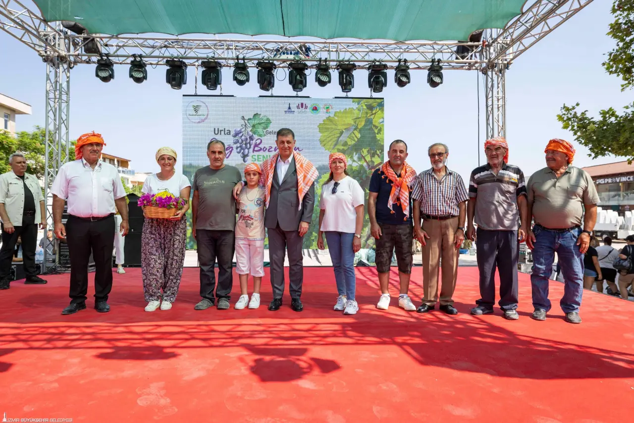Dünyanın önemli gastronomi duraklarından Urla’nın 2 bin 600 yıllık Geleneksel Bağbozumu Şenliği başladı. Şenliğin açılışında konuşan İzmir Büyükşehir Belediye Başkanı Dr. Cemil Tugay, “Bu ülkeye ve millete sahip çıkalım. Ben çocuklarımızın boynunun bükük olmasına razı değilim. Çiftçilerimizin emeğinin karşılığını almamasına razı değilim. Gazi Mustafa Kemal Atatürk'ün Türkiye’si ile gurur duyuyorum. Bu ülkenin çok büyük bir ülke olması için hepinizi çalışmaya, emeğini ortaya koymaya davet ediyorum” dedi.
