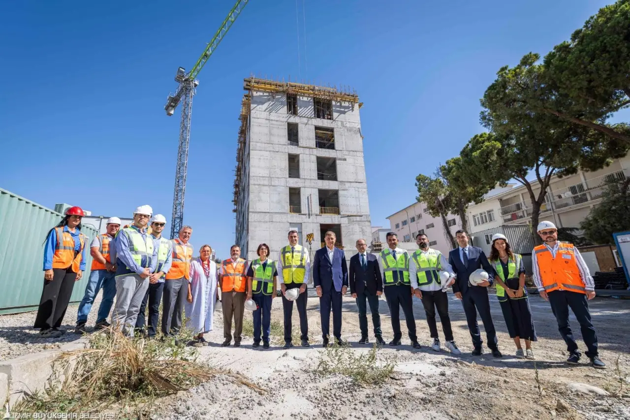İzmir Büyükşehir Belediye Başkanı Dr. Cemil Tugay, inşaat çalışmaları süren Eşrefpaşa Hastanesi’nin ek hizmet binasında incelemelerde bulundu. İnşaatın yüzde 40 oranında tamamlandığını ve gelecek yıl hizmete alınmasının planlandığı belirten Başkan Tugay, “İzmir’de kamucu bir yaklaşımla yurttaşlarımıza sağlık hizmeti sunuyoruz. Heyecanlıyız. Yaptığımız en güzel işlerden biri olacak. Burada pek çok insanın şifa bulacağını, iyileşeceğini, acılarının dineceğini düşündükçe insan mutlu oluyor” dedi.