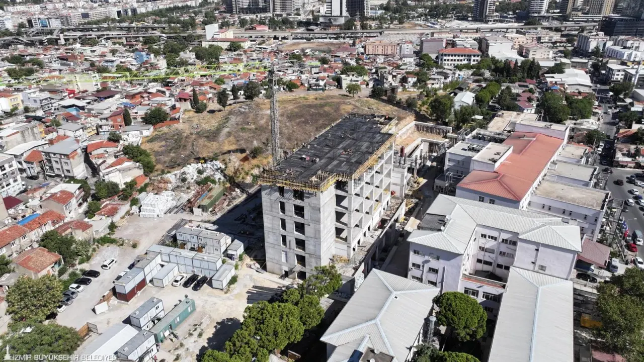 İzmir Büyükşehir Belediye Başkanı Dr. Cemil Tugay, inşaat çalışmaları süren Eşrefpaşa Hastanesi’nin ek hizmet binasında incelemelerde bulundu. İnşaatın yüzde 40 oranında tamamlandığını ve gelecek yıl hizmete alınmasının planlandığı belirten Başkan Tugay, “İzmir’de kamucu bir yaklaşımla yurttaşlarımıza sağlık hizmeti sunuyoruz. Heyecanlıyız. Yaptığımız en güzel işlerden biri olacak. Burada pek çok insanın şifa bulacağını, iyileşeceğini, acılarının dineceğini düşündükçe insan mutlu oluyor” dedi.