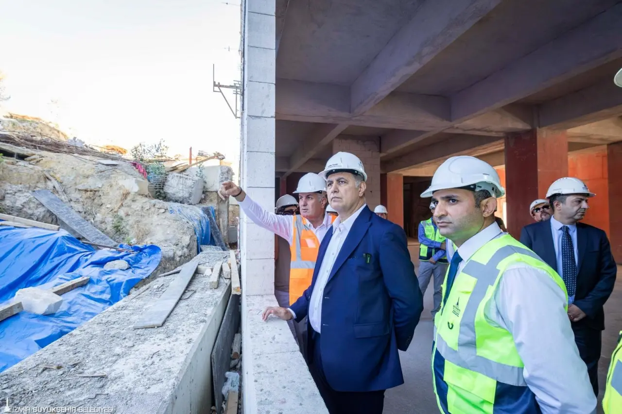 İzmir Büyükşehir Belediye Başkanı Dr. Cemil Tugay, inşaat çalışmaları süren Eşrefpaşa Hastanesi’nin ek hizmet binasında incelemelerde bulundu. İnşaatın yüzde 40 oranında tamamlandığını ve gelecek yıl hizmete alınmasının planlandığı belirten Başkan Tugay, “İzmir’de kamucu bir yaklaşımla yurttaşlarımıza sağlık hizmeti sunuyoruz. Heyecanlıyız. Yaptığımız en güzel işlerden biri olacak. Burada pek çok insanın şifa bulacağını, iyileşeceğini, acılarının dineceğini düşündükçe insan mutlu oluyor” dedi.