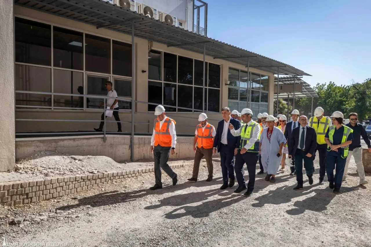 İzmir Büyükşehir Belediye Başkanı Dr. Cemil Tugay, inşaat çalışmaları süren Eşrefpaşa Hastanesi’nin ek hizmet binasında incelemelerde bulundu. İnşaatın yüzde 40 oranında tamamlandığını ve gelecek yıl hizmete alınmasının planlandığı belirten Başkan Tugay, “İzmir’de kamucu bir yaklaşımla yurttaşlarımıza sağlık hizmeti sunuyoruz. Heyecanlıyız. Yaptığımız en güzel işlerden biri olacak. Burada pek çok insanın şifa bulacağını, iyileşeceğini, acılarının dineceğini düşündükçe insan mutlu oluyor” dedi.