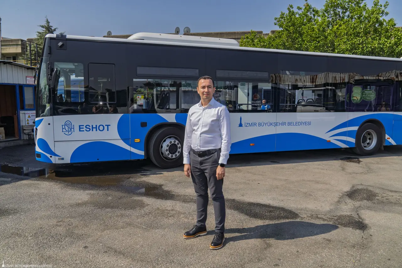 İzmir Büyükşehir Belediyesi ESHOT Genel Müdürlüğü, otobüs yıkamada kullanılan suyu geri dönüştürerek önemli bir tasarruf sağlıyor. Toplu ulaşım altyapısında sürdürülebilirliğe öncülük eden bu uygulamayla her ay 2 bin 200 ton yani aylık bin 100 hanenin su tüketimine denk gelen su geri kazanılıyor.