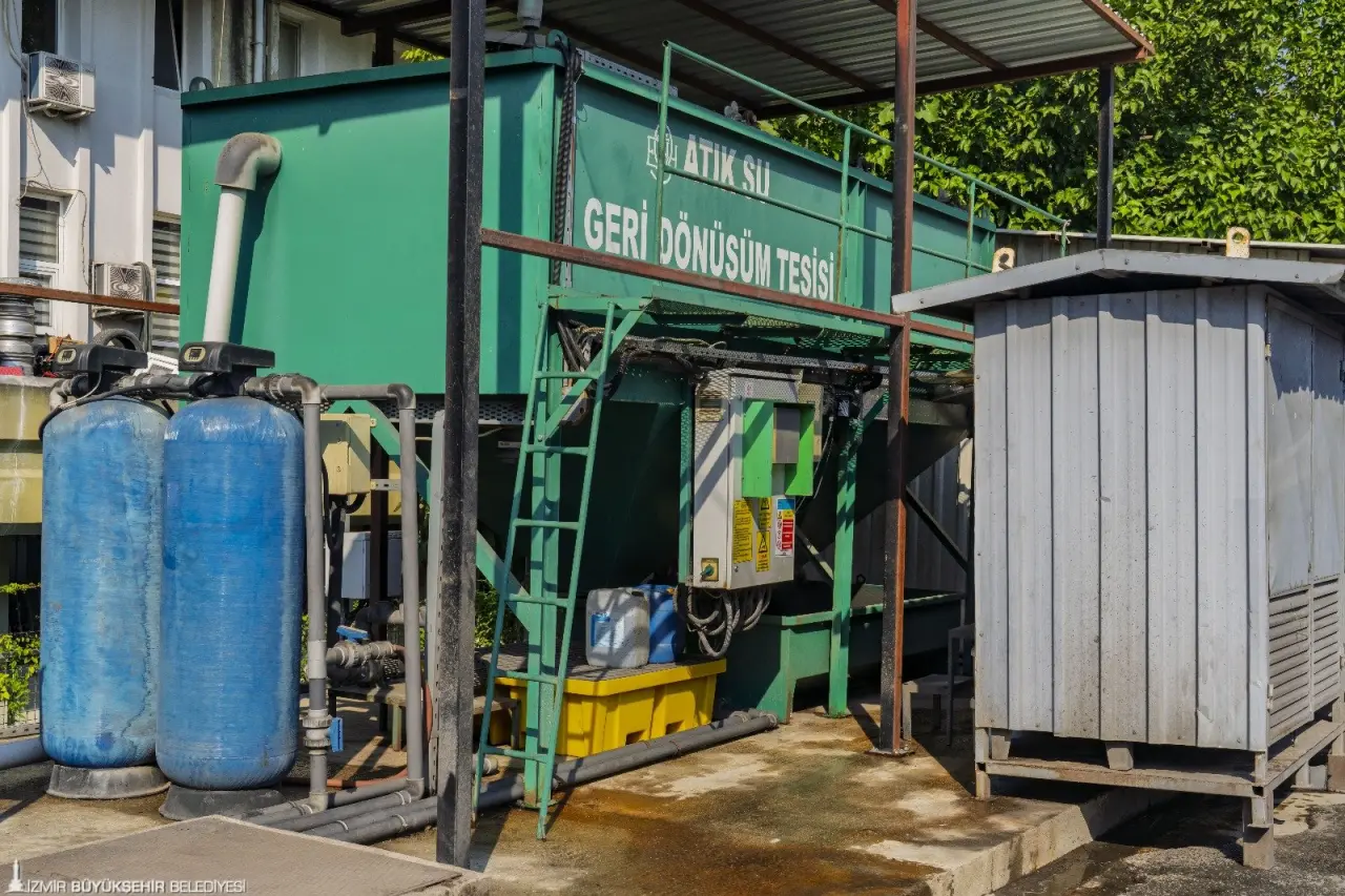 İzmir Büyükşehir Belediyesi ESHOT Genel Müdürlüğü, otobüs yıkamada kullanılan suyu geri dönüştürerek önemli bir tasarruf sağlıyor. Toplu ulaşım altyapısında sürdürülebilirliğe öncülük eden bu uygulamayla her ay 2 bin 200 ton yani aylık bin 100 hanenin su tüketimine denk gelen su geri kazanılıyor.