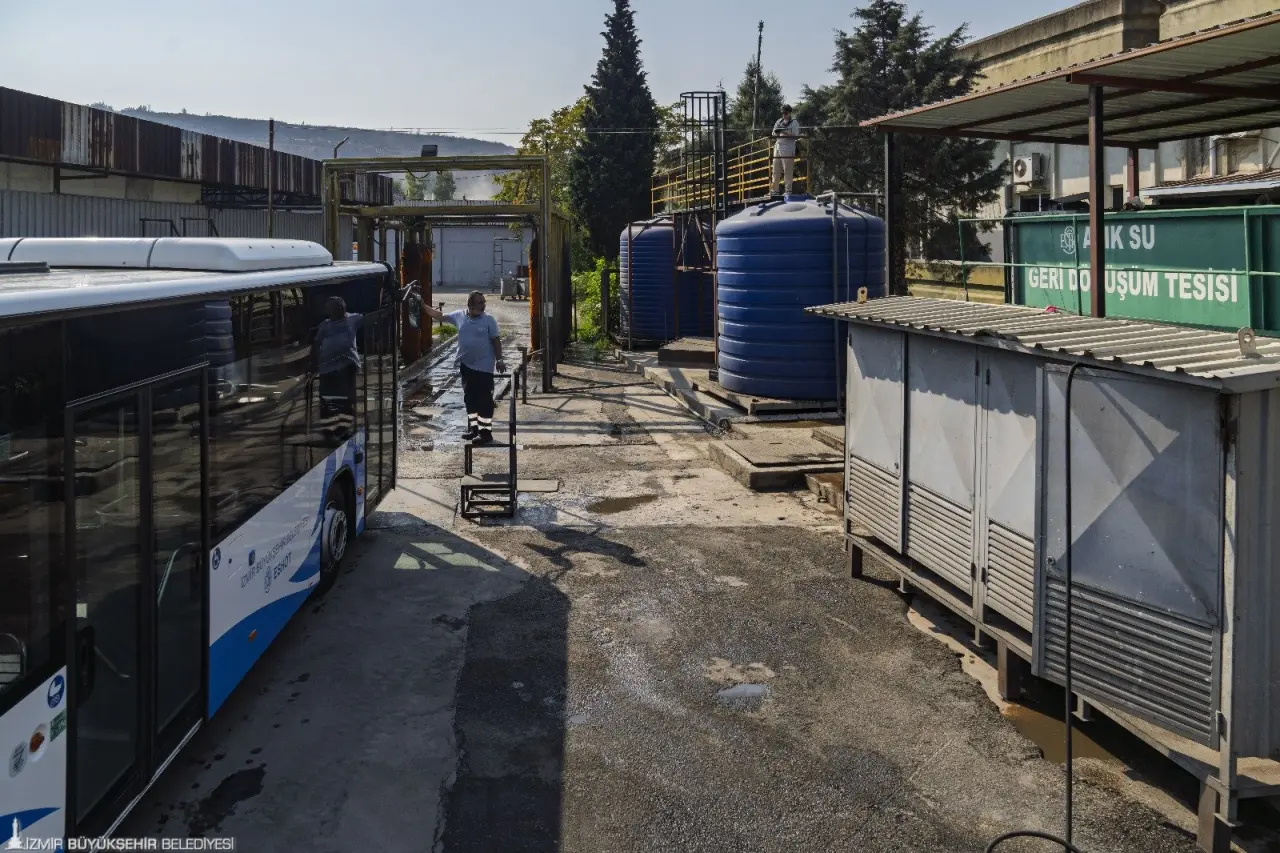 İzmir Büyükşehir Belediyesi ESHOT Genel Müdürlüğü, otobüs yıkamada kullanılan suyu geri dönüştürerek önemli bir tasarruf sağlıyor. Toplu ulaşım altyapısında sürdürülebilirliğe öncülük eden bu uygulamayla her ay 2 bin 200 ton yani aylık bin 100 hanenin su tüketimine denk gelen su geri kazanılıyor.