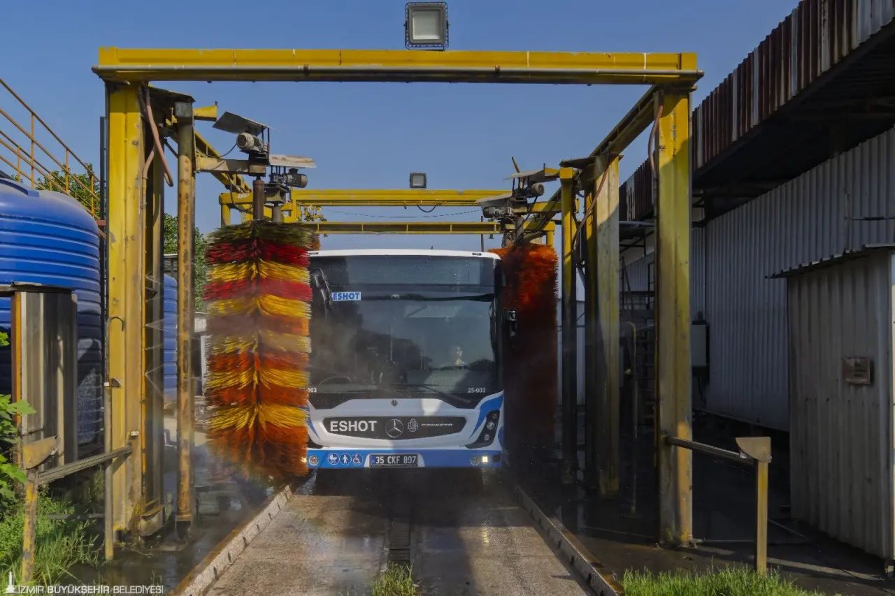 İzmir Büyükşehir Belediyesi ESHOT Genel Müdürlüğü, otobüs yıkamada kullanılan suyu geri dönüştürerek önemli bir tasarruf sağlıyor. Toplu ulaşım altyapısında sürdürülebilirliğe öncülük eden bu uygulamayla her ay 2 bin 200 ton yani aylık bin 100 hanenin su tüketimine denk gelen su geri kazanılıyor.
