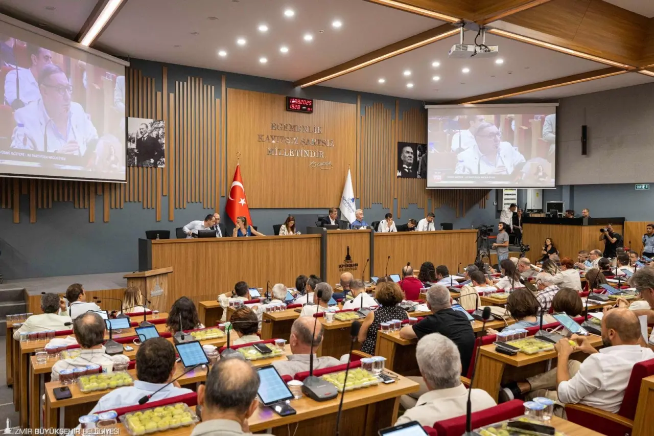İzmir Büyükşehir Belediye Başkanı Dr. Cemil Tugay, meclis toplantısında kentsel dönüşüm çalışmaları ve kooperatif modeli konusundaki sorunlara çözüm bulunduğunu ve kimsenin endişe duymaması gerektiğini belirtti. Tugay, “Biz hukuken garantör olmadığımızı biliyoruz ama ahlaken kendimizi garantör görüyoruz. Dolayısıyla bu vatandaşlarımızın hiçbirinin mağdur olmaması için önce bu binaları yapıp bitirmek, sonra da onlara en uygun şartlarda teslim etmek için ne gerekiyorsa onu yapıyoruz” dedi.