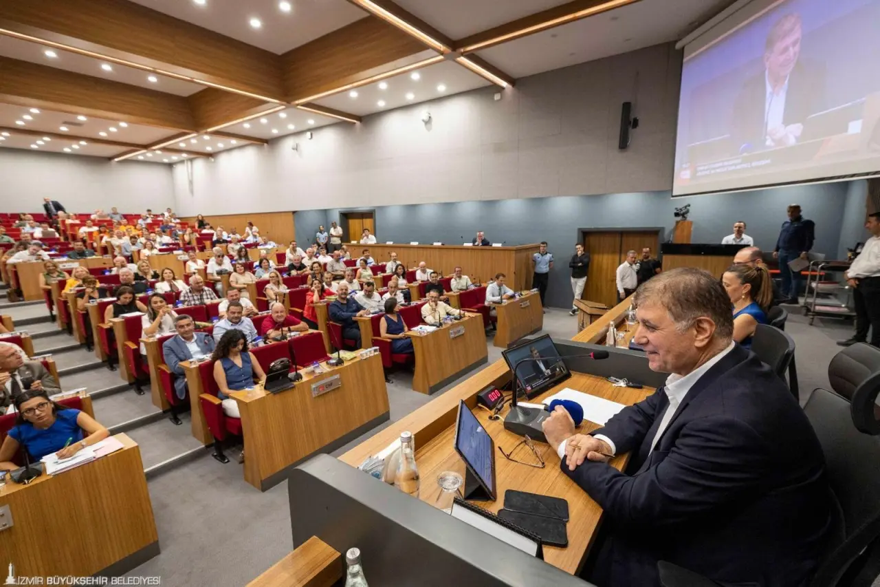 İzmir Büyükşehir Belediye Başkanı Dr. Cemil Tugay, meclis toplantısında kentsel dönüşüm çalışmaları ve kooperatif modeli konusundaki sorunlara çözüm bulunduğunu ve kimsenin endişe duymaması gerektiğini belirtti. Tugay, “Biz hukuken garantör olmadığımızı biliyoruz ama ahlaken kendimizi garantör görüyoruz. Dolayısıyla bu vatandaşlarımızın hiçbirinin mağdur olmaması için önce bu binaları yapıp bitirmek, sonra da onlara en uygun şartlarda teslim etmek için ne gerekiyorsa onu yapıyoruz” dedi.