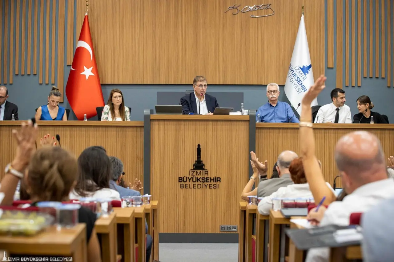 İzmir Büyükşehir Belediye Başkanı Dr. Cemil Tugay, meclis toplantısında kentsel dönüşüm çalışmaları ve kooperatif modeli konusundaki sorunlara çözüm bulunduğunu ve kimsenin endişe duymaması gerektiğini belirtti. Tugay, “Biz hukuken garantör olmadığımızı biliyoruz ama ahlaken kendimizi garantör görüyoruz. Dolayısıyla bu vatandaşlarımızın hiçbirinin mağdur olmaması için önce bu binaları yapıp bitirmek, sonra da onlara en uygun şartlarda teslim etmek için ne gerekiyorsa onu yapıyoruz” dedi.