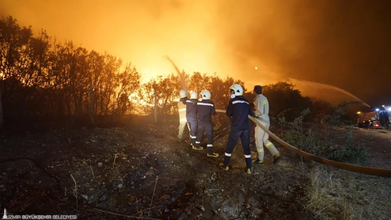İzmir Büyükşehir Belediyesi İtfaiye Dairesi Başkanlığı ekipleri, akşam saatlerinde bir araçta başlayan ve önce kuru otlara ardından da ormana sıçrayarak geniş bir alana yayılan yangını söndürmek için saatlerdir zorlu bir mücadele veriyor. Ekipler, şiddetli rüzgarın etkisi ile Gaziemir Sarnıç'a kadar ulaşan alevlerin yerleşim yerleri ile askeri bölgeyi etkilememesi için yoğun çaba gösteriyor.