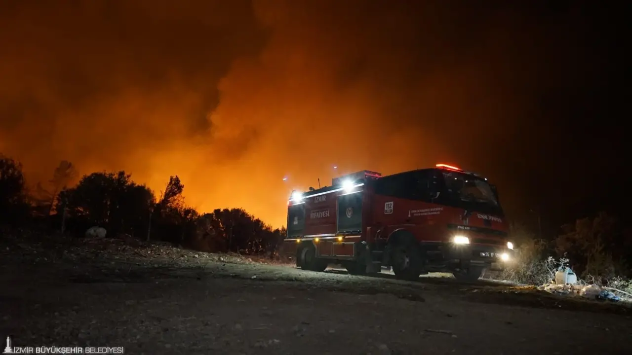 İzmir Büyükşehir Belediyesi İtfaiye Dairesi Başkanlığı ekipleri, akşam saatlerinde bir araçta başlayan ve önce kuru otlara ardından da ormana sıçrayarak geniş bir alana yayılan yangını söndürmek için saatlerdir zorlu bir mücadele veriyor. Ekipler, şiddetli rüzgarın etkisi ile Gaziemir Sarnıç'a kadar ulaşan alevlerin yerleşim yerleri ile askeri bölgeyi etkilememesi için yoğun çaba gösteriyor.