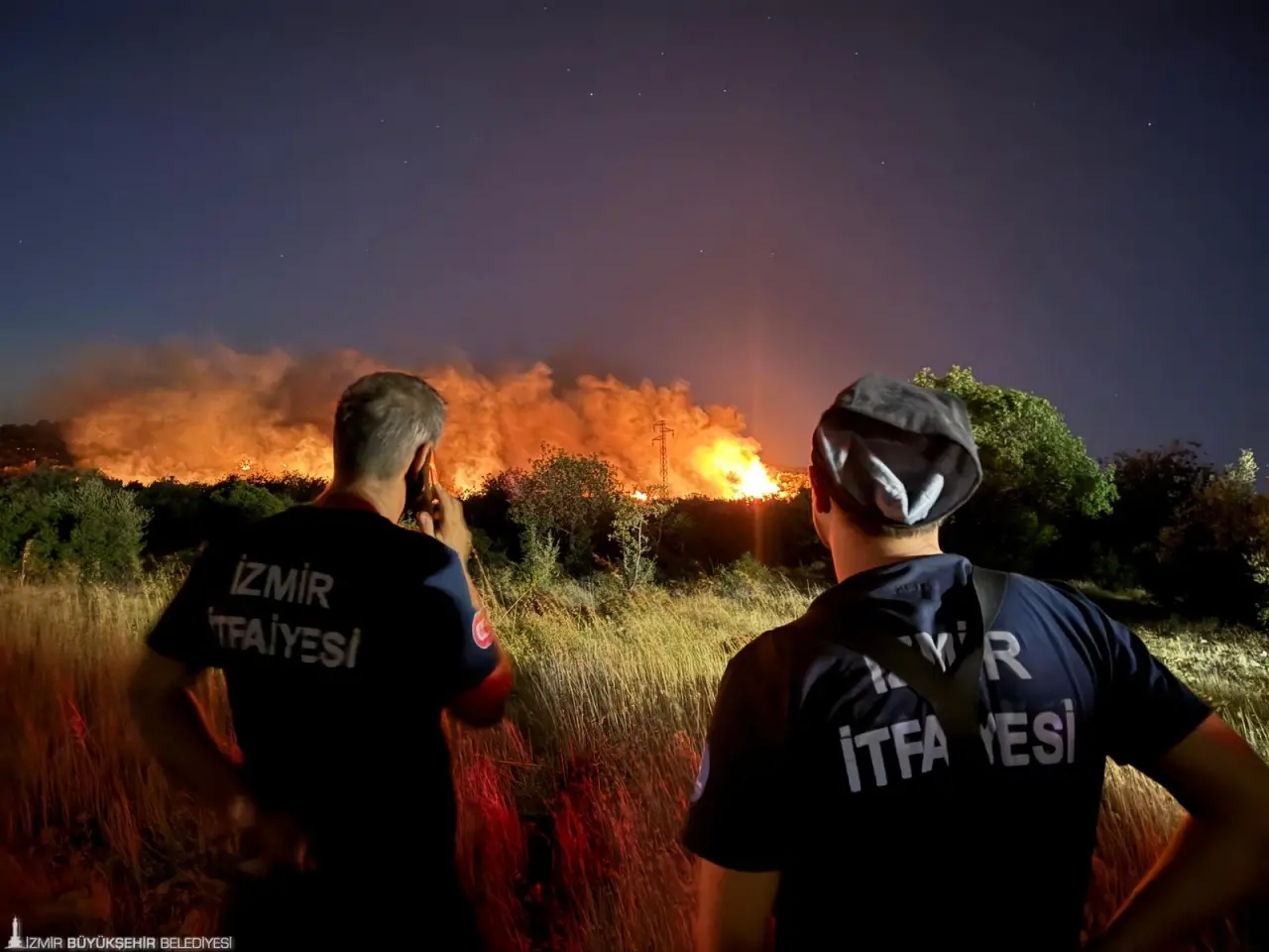 İzmir Büyükşehir Belediyesi İtfaiye Dairesi Başkanlığı ekipleri, akşam saatlerinde bir araçta başlayan ve önce kuru otlara ardından da ormana sıçrayarak geniş bir alana yayılan yangını söndürmek için saatlerdir zorlu bir mücadele veriyor. Ekipler, şiddetli rüzgarın etkisi ile Gaziemir Sarnıç'a kadar ulaşan alevlerin yerleşim yerleri ile askeri bölgeyi etkilememesi için yoğun çaba gösteriyor.