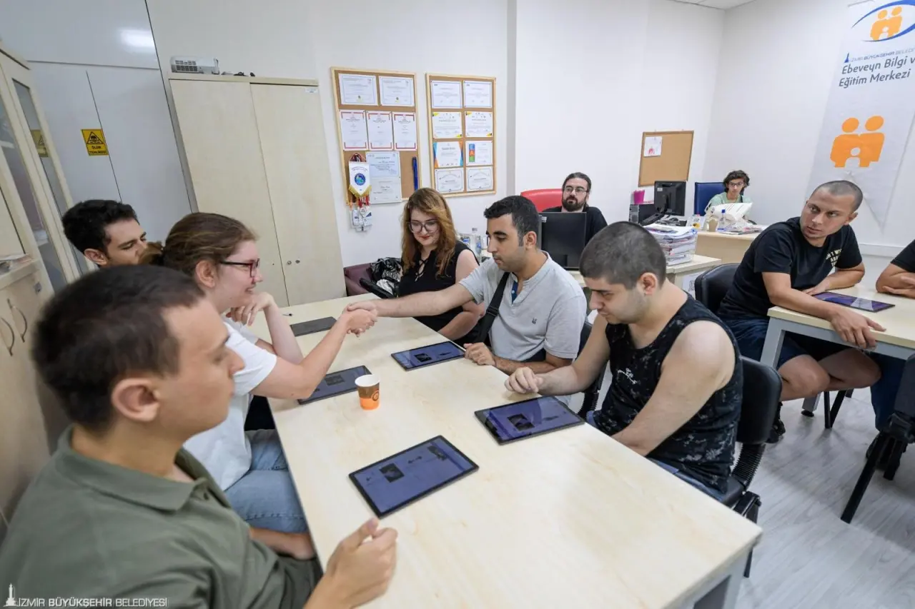 Türkiye’de ilk kez nöroçeşitli bireylere yönelik istihdam ve iş koçluğu hizmeti veren İzmir Büyükşehir Belediyesi Destekli İstihdam Ofisi, özgeçmiş ve iş hayatına hazırlanma, mail atma, iş arkadaşları ve yöneticilerle selamlaşma gibi geniş kapsamlı bir eğitimi kapsayan İş için Nitelikli Kazanım Programı’nın (İŞ İN) 2. grup derslerine devam ediyor. Uygun sektörlerde istihdam edilmek için donanım kazanacak adaylar, yaklaşık iki aylık eğitimin ardından sertifika alarak iş arayışlarına başlayacak.