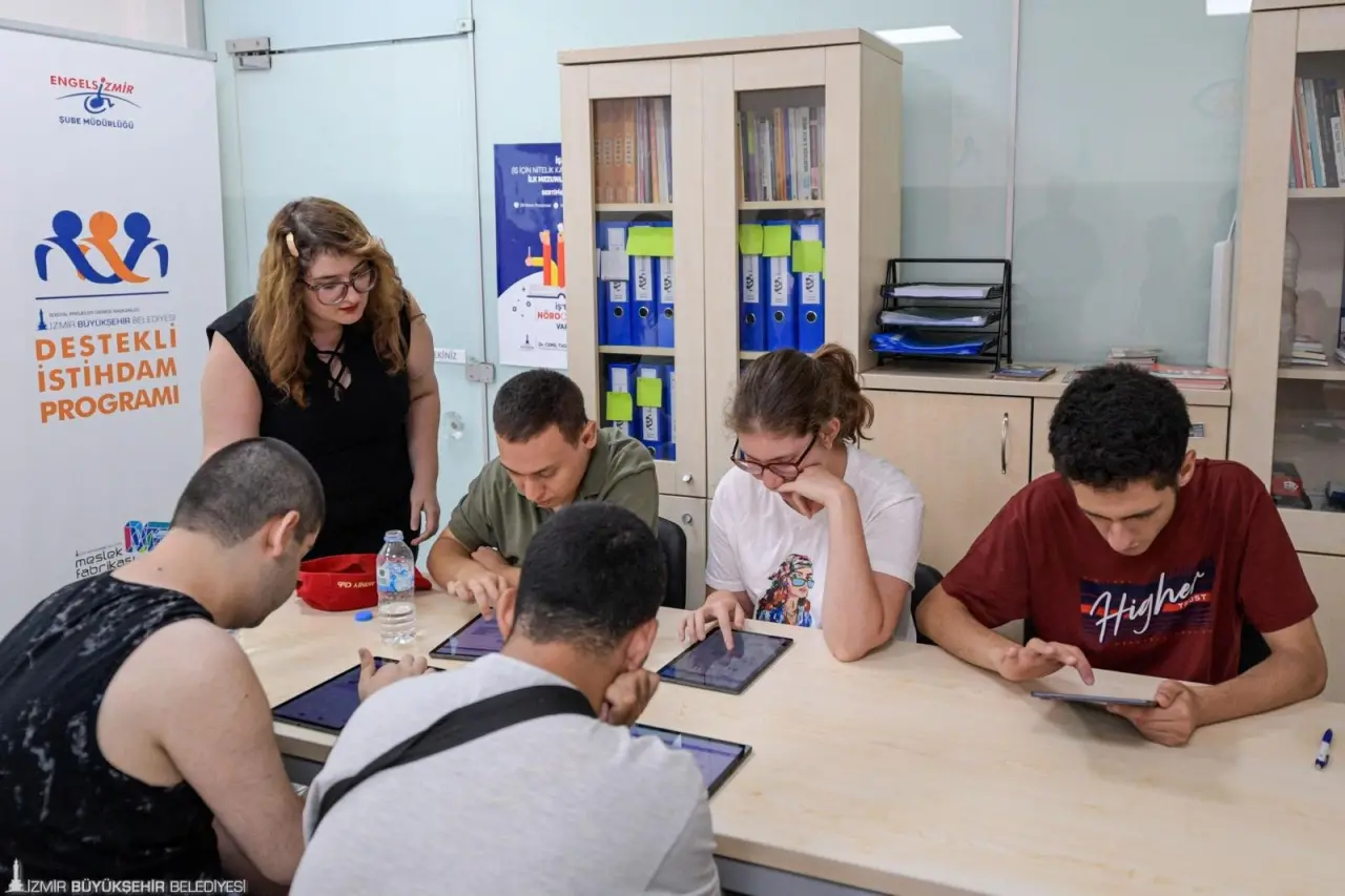 Türkiye’de ilk kez nöroçeşitli bireylere yönelik istihdam ve iş koçluğu hizmeti veren İzmir Büyükşehir Belediyesi Destekli İstihdam Ofisi, özgeçmiş ve iş hayatına hazırlanma, mail atma, iş arkadaşları ve yöneticilerle selamlaşma gibi geniş kapsamlı bir eğitimi kapsayan İş için Nitelikli Kazanım Programı’nın (İŞ İN) 2. grup derslerine devam ediyor. Uygun sektörlerde istihdam edilmek için donanım kazanacak adaylar, yaklaşık iki aylık eğitimin ardından sertifika alarak iş arayışlarına başlayacak.