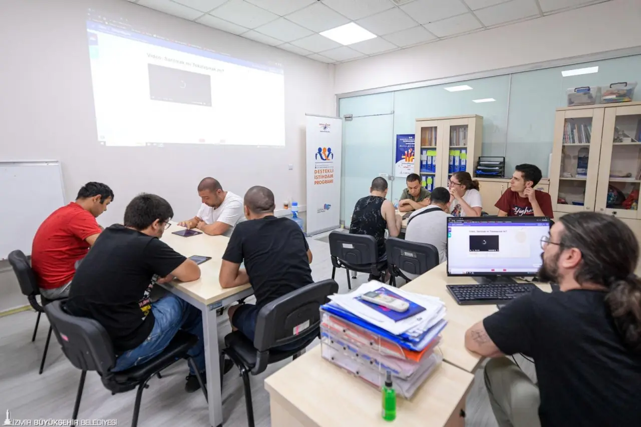 Türkiye’de ilk kez nöroçeşitli bireylere yönelik istihdam ve iş koçluğu hizmeti veren İzmir Büyükşehir Belediyesi Destekli İstihdam Ofisi, özgeçmiş ve iş hayatına hazırlanma, mail atma, iş arkadaşları ve yöneticilerle selamlaşma gibi geniş kapsamlı bir eğitimi kapsayan İş için Nitelikli Kazanım Programı’nın (İŞ İN) 2. grup derslerine devam ediyor. Uygun sektörlerde istihdam edilmek için donanım kazanacak adaylar, yaklaşık iki aylık eğitimin ardından sertifika alarak iş arayışlarına başlayacak.